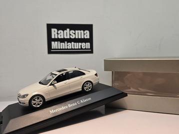 Mercedes-Benz C-Klasse W204 Sedan - 1:43 schuco dealermodel beschikbaar voor biedingen