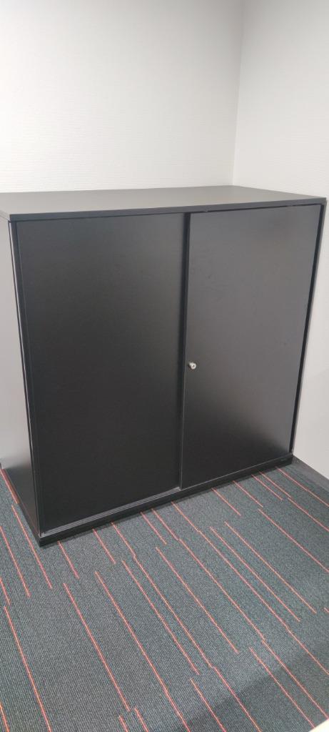 Twee schuifkasten zwart, 1 met kluis, Huis en Inrichting, Kasten | Roldeurkasten en Archiefkasten, Gebruikt, 100 tot 150 cm, 100 tot 150 cm