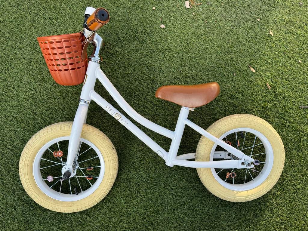 Nog 1 over: kinderloopfietsje met mandje, Kinderen en Baby's, Speelgoed | Buiten | Voertuigen en Loopfietsen, Zo goed als nieuw