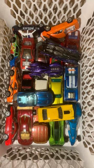 Bak met speelgoes autotjes (voornamelijk hotwheels) beschikbaar voor biedingen