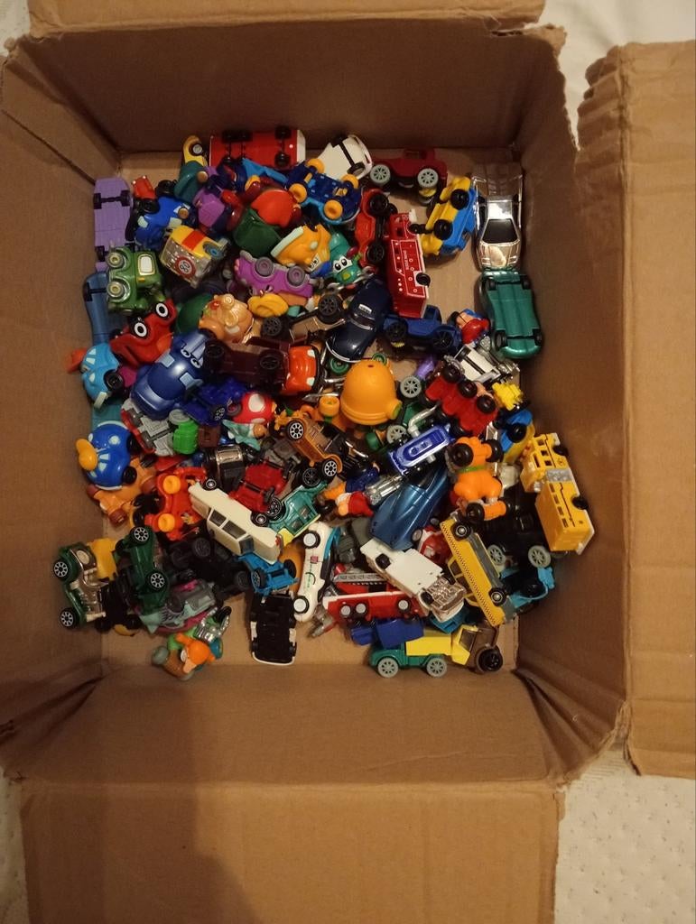 Grote verzameling Ferrero auto's - 100 stuks!, Verzamelen, Verrassingseieren, Zo goed als nieuw, K-nummers, Ophalen of Verzenden