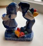 Beeldje Kussend Stel met Tulpen - Holland Souvenir, Ophalen of Verzenden, Zo goed als nieuw, Mens