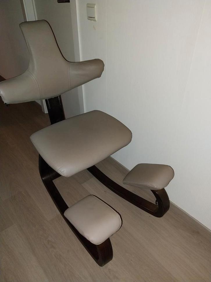 Varier Thatsit Ergonomische Stoel Leder ZGAN, Huis en Inrichting, Stoelen, Zo goed als nieuw, Eén, Leer, Bruin, Ophalen of Verzenden