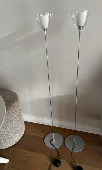 Set van 2 moderne vloerlampen met glazen kap beschikbaar voor biedingen