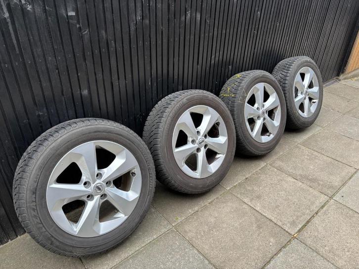 Nissan 19" lichtmetalen velgen met winterbanden 215/60R17, Auto-onderdelen, Banden en Velgen, Velg(en), Winterbanden, 16 inch