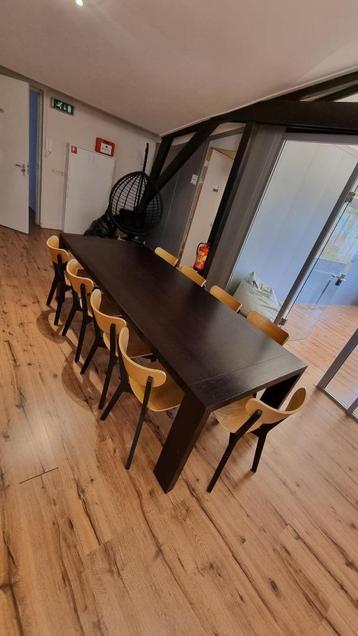 Grote zwarte eettafel / vergadertafel beschikbaar voor biedingen