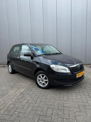 ✅ Skoda Fabia 1.2 44KW 2011 Zwart, AIRCO, NEW APK beschikbaar voor biedingen