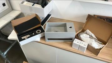 Nieuw! Luxe toilet wasbakje met kraan beschikbaar voor biedingen