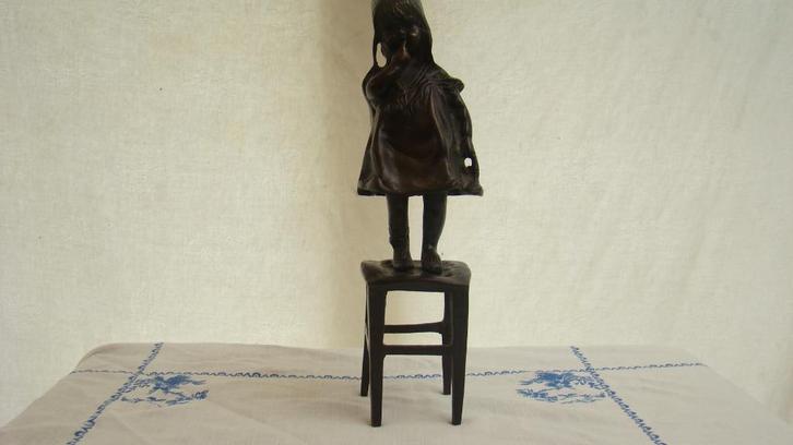 Meisje staand op een stoel ( Brons, Antiek en Kunst, Kunst | Beelden en Houtsnijwerken, Ophalen of Verzenden