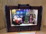 Kerst tafereel in koffer . Met beweging en verlichting, Diversen, Kerst, ., Ophalen of Verzenden, Zo goed als nieuw, .