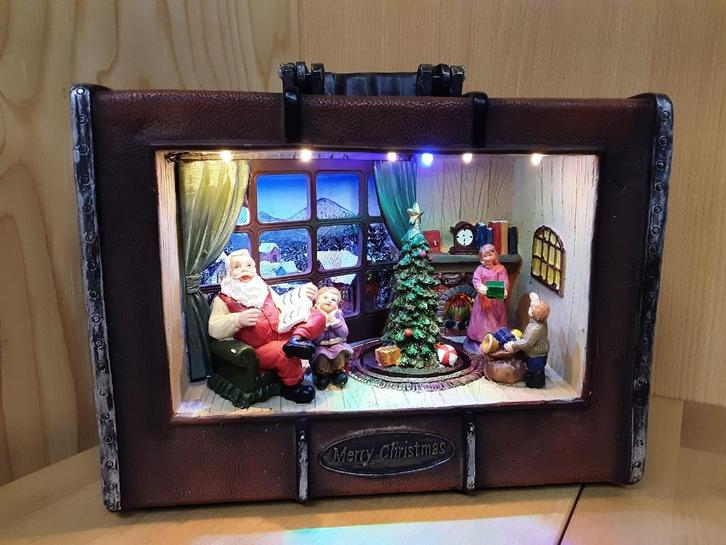 Kerst tafereel in koffer . Met beweging en verlichting, Diversen, Kerst, Zo goed als nieuw, Ophalen of Verzenden