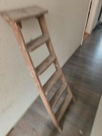 Oud houten trapje voor planten of decoratie beschikbaar voor biedingen