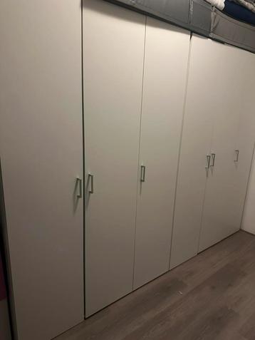 Witte kleding kast beschikbaar voor biedingen