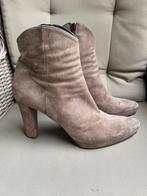Lilian enkellaars suede taupe kleur maat 41 hoge hak, Kleding | Dames, Schoenen, Ophalen of Verzenden, Zo goed als nieuw, Overige kleuren