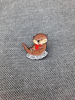 1 pin van een ottor met de tekst Be Kind To Otters te koop, Verzamelen, Speldjes, Pins en Buttons, Ophalen of Verzenden, Nieuw