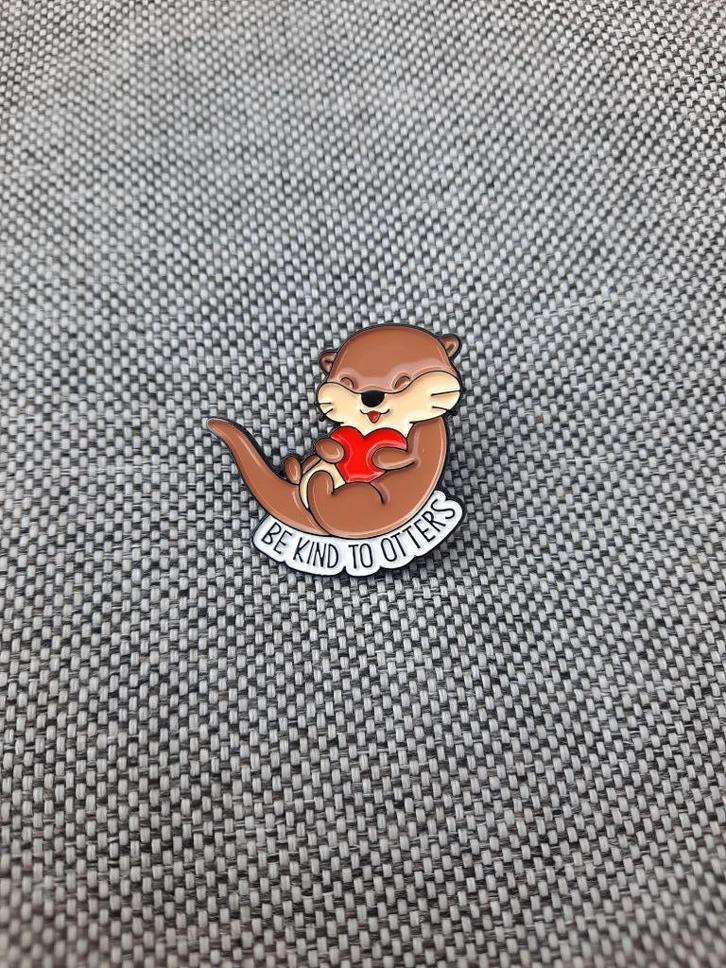 1 pin van een ottor met de tekst Be Kind To Otters te koop, Verzamelen, Speldjes, Pins en Buttons, Nieuw, Speldje of Pin, Overige onderwerpen