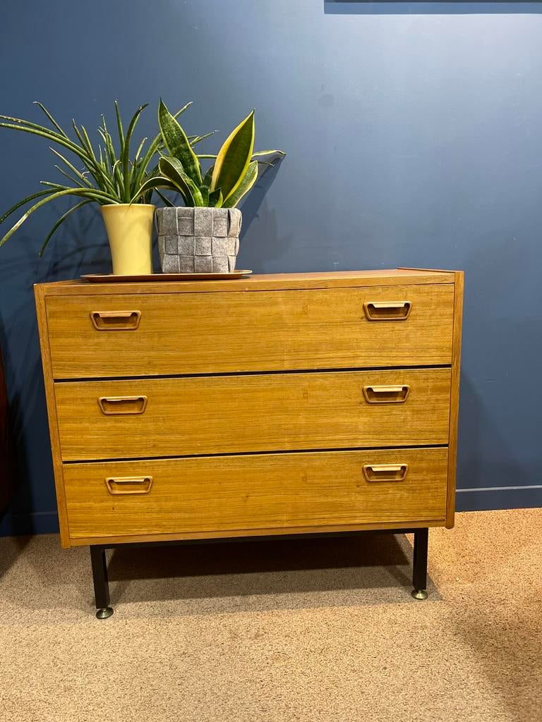 Vintage 3-ladenkastje op zwarte metalen poten, Huis en Inrichting, Kasten | Ladekasten, Zo goed als nieuw, Minder dan 100 cm, 50 tot 100 cm