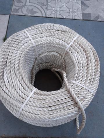 Nieuwe rol touw van nylon 100 m halfe cm dik . 
