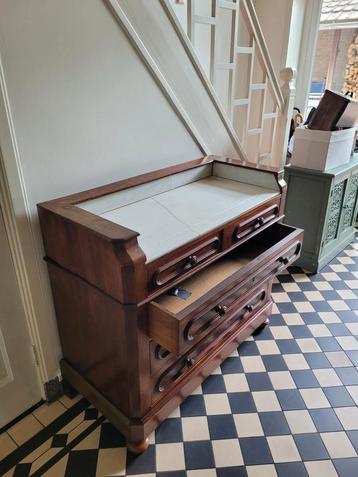 Ouderwetse commode beschikbaar voor biedingen