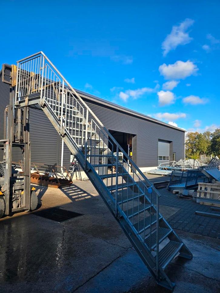 Stalen trap met bordes gegalv. Hoog 3,15 mtr. Nob151, Doe-het-zelf en Verbouw, Ladders en Trappen, Zo goed als nieuw, 2 tot 4 meter