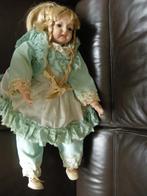 Oude porseleinen pop met vlechten mint groene jurk 70 cm zie, Antiek en Kunst, Antiek | Porselein, Ophalen of Verzenden