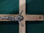 kruisbeeld van hout met metalen beeld van Jezus,, Verzamelen, Religie, Ophalen of Verzenden