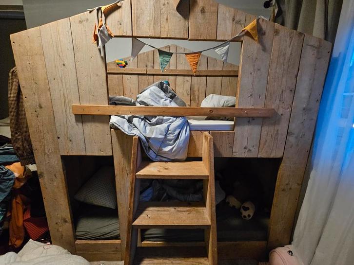 2x Huisbed stapelbed hut  incl. matras, Kinderen en Baby's, Kinderkamer | Stapelbedden en Hoogslapers, Ophalen