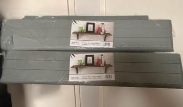 2 houten wand planken met steunbeugels beschikbaar voor biedingen