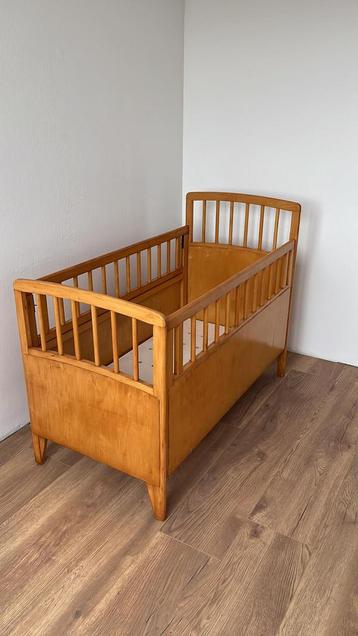 Vintage ledikant beschikbaar voor biedingen