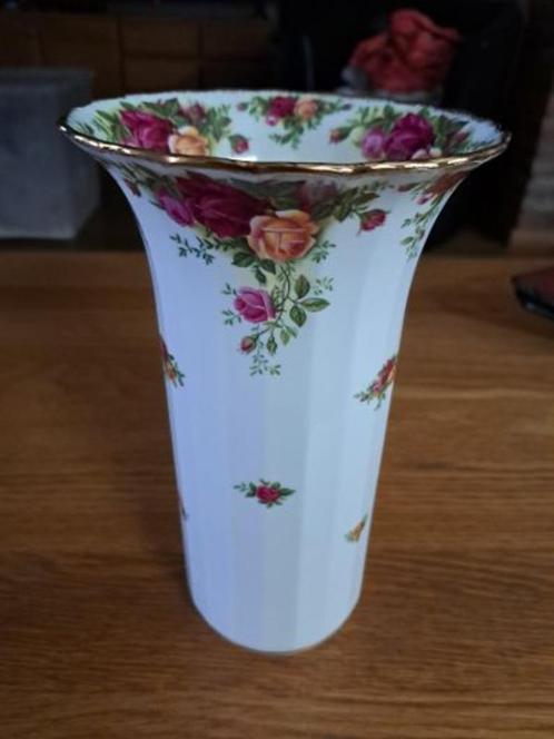 Royal Albert Vaas, Verzamelen, Porselein, Kristal en Bestek, Zo goed als nieuw, Overige typen, Porselein, Ophalen of Verzenden