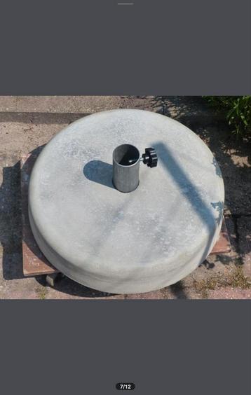 Parasolvoet cq droogmolen beton. Met stalen buis, verzinkt. beschikbaar voor biedingen