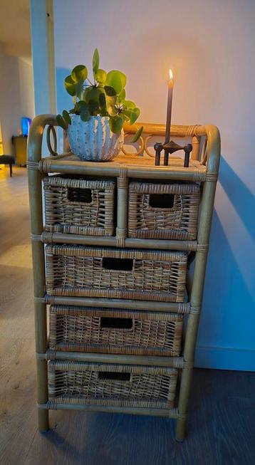 Vintage rotan ladekast beschikbaar voor biedingen