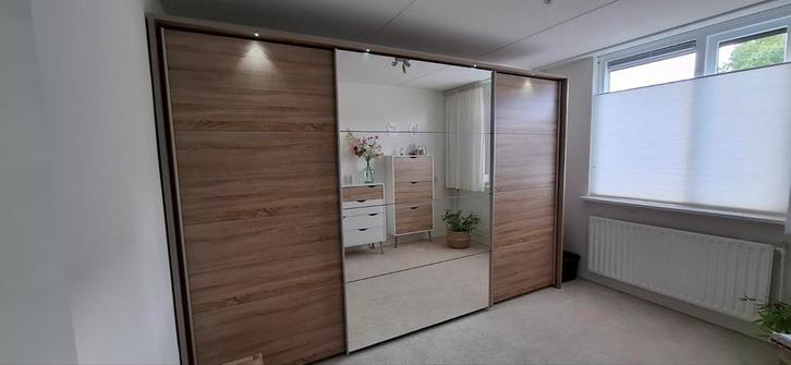 Ruime linnenkast, Huis en Inrichting, Kasten | Kledingkasten, Zo goed als nieuw, 200 cm of meer, 200 cm of meer, 50 tot 75 cm