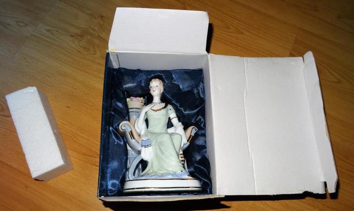 Porselein beeld Sophia, Antiek en Kunst, Curiosa en Brocante, Ophalen of Verzenden