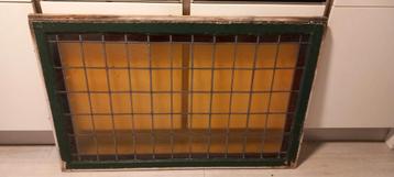 Oud glas in lood raam, geheel intact, geel met rood. beschikbaar voor biedingen