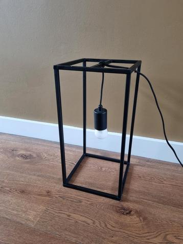 Zwart metalen lamp beschikbaar voor biedingen