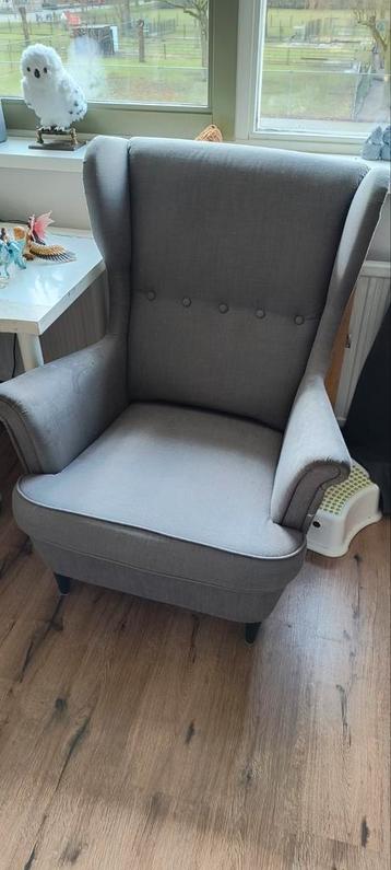 Grijze oorfauteuil met blauwe hoes beschikbaar voor biedingen