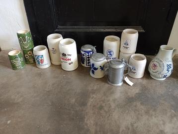 Verzameling bierpullen, wijnbekers en een wijnkan beschikbaar voor biedingen