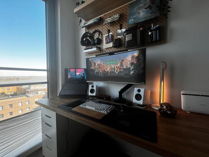 Custom IKEA bureau met wielen en kabelmanagement, Huis en Inrichting, Kasten | Computermeubels, Zo goed als nieuw, 70 tot 120 cm