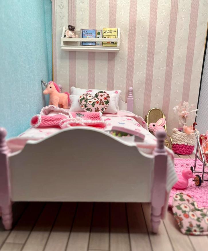 Schattige meisjeskamer schaal 1.12 met heel veel accessoires, Verzamelen, Poppenhuizen en Toebehoren, Zo goed als nieuw, Poppenhuis