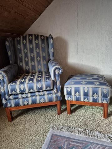 klassieke oorfauteuil met bijpassende hocker beschikbaar voor biedingen