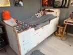 Eenpersoons bed van hout, met gouden antiek ornament, Antiek en Kunst, Antiek | Meubels | Bedden, Ophalen