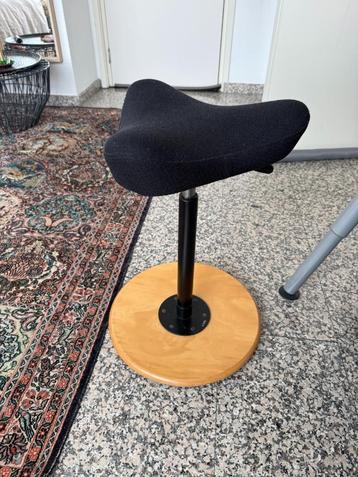 'Varier' ergonomische wip kruk met zadelzitting beschikbaar voor biedingen
