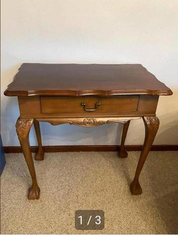 Antiek bijzet tafeltje beschikbaar voor biedingen