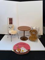 Re-ment set Rilakuma café 2 stoelen en tafel, Ophalen of Verzenden, Zo goed als nieuw, Groter dan 1:35, Diorama