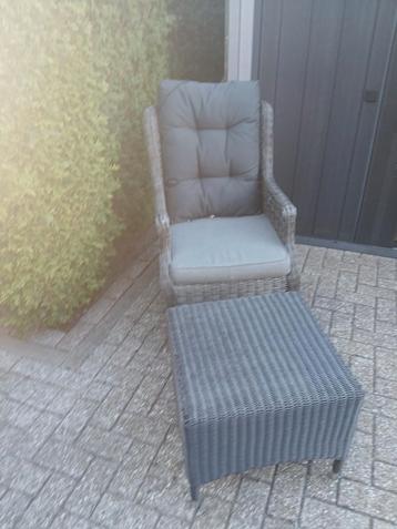 Wicker tuinstoel met hocker  beschikbaar voor biedingen