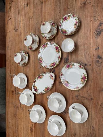 Verschillende items van top merk Royal Albert, zgan beschikbaar voor biedingen