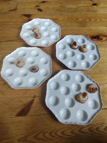 4 Slakken / escargot borden met 2 slakkenklemmen en 4 vorkje beschikbaar voor biedingen