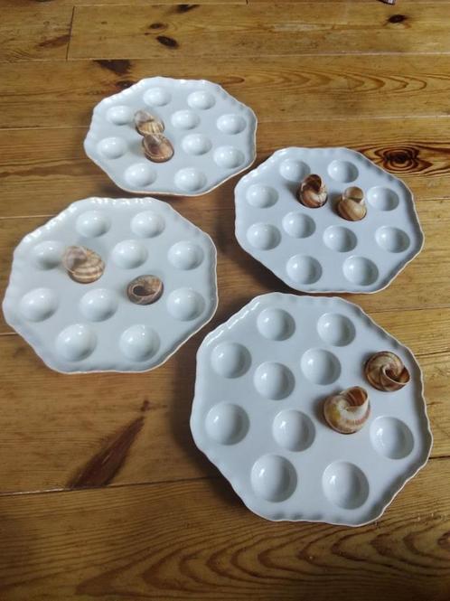 4 Slakken / escargot borden met 2 slakkenklemmen en 4 vorkje, Huis en Inrichting, Keuken | Servies, Zo goed als nieuw, Bord(en)