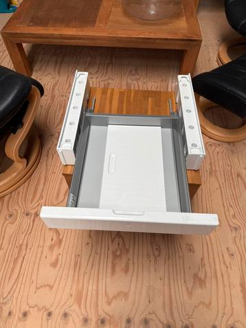 Koppelstuk voor wasmachine/droger met lade beschikbaar voor biedingen